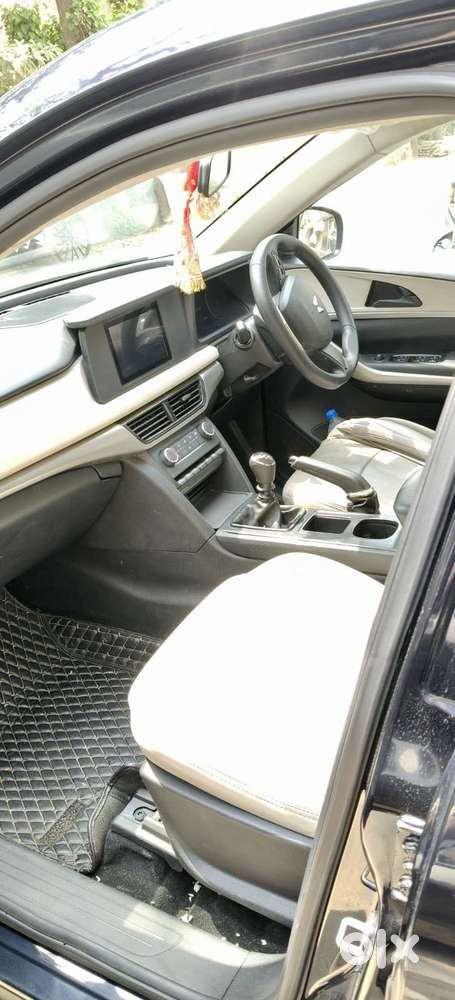 Mahindra Xuv700 2.0 Mx Petrol Mt 5 Str, 2023, Petrol