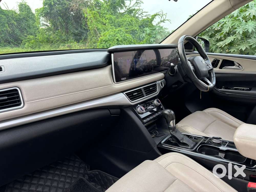 Mahindra Xuv700 2.0 Ax 7 Petrol Mt Str, 2022, Petrol