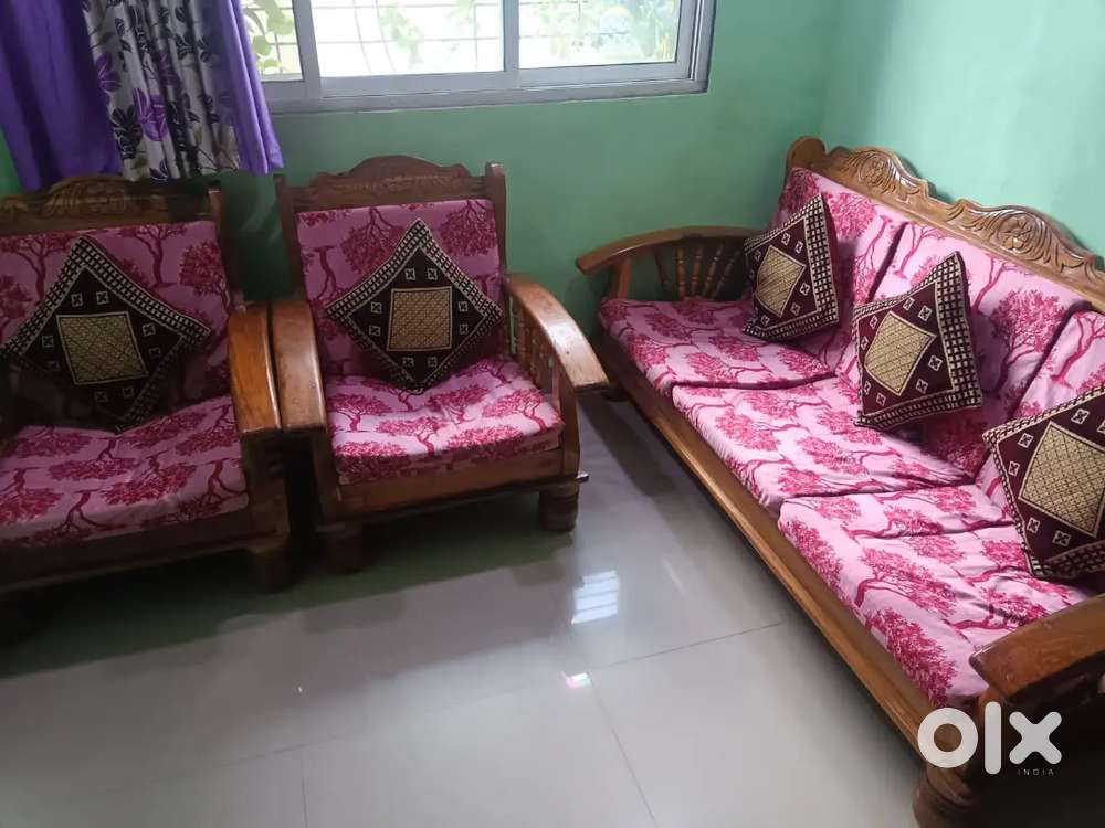 This is a 8 months old sofa set