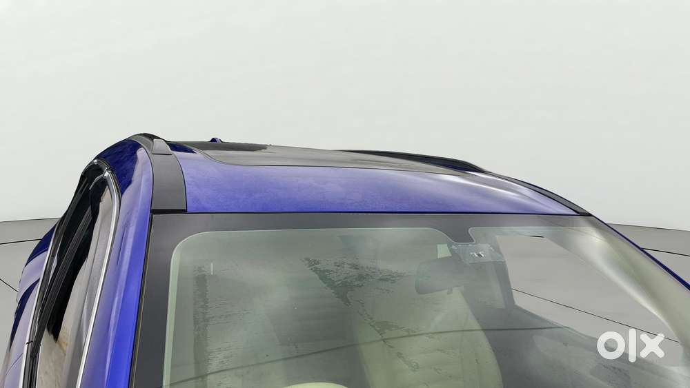 Mahindra Xuv700 2.0 Ax 5 Petrol Mt Str, 2022, Petrol