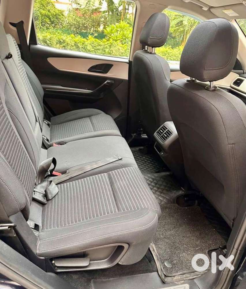 Mahindra Xuv700 2.0 Ax 5 Petrol Mt 7 Str, 2024, Petrol