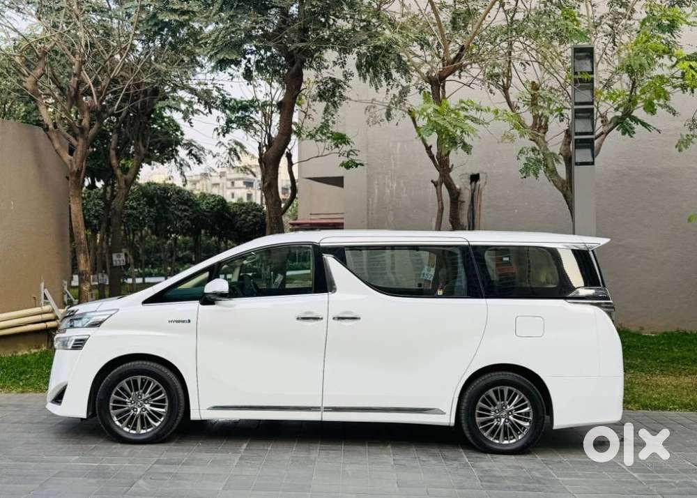 Toyota Vellfire 2.5 Hybrid, 2023, Petrol