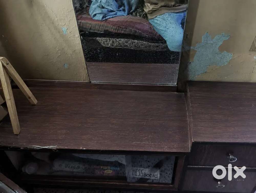 Dressing and side tables
