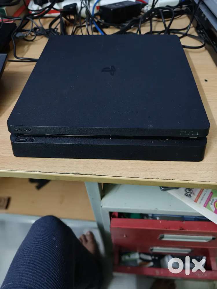 PS 4 SLIM with joystick and 7 games.