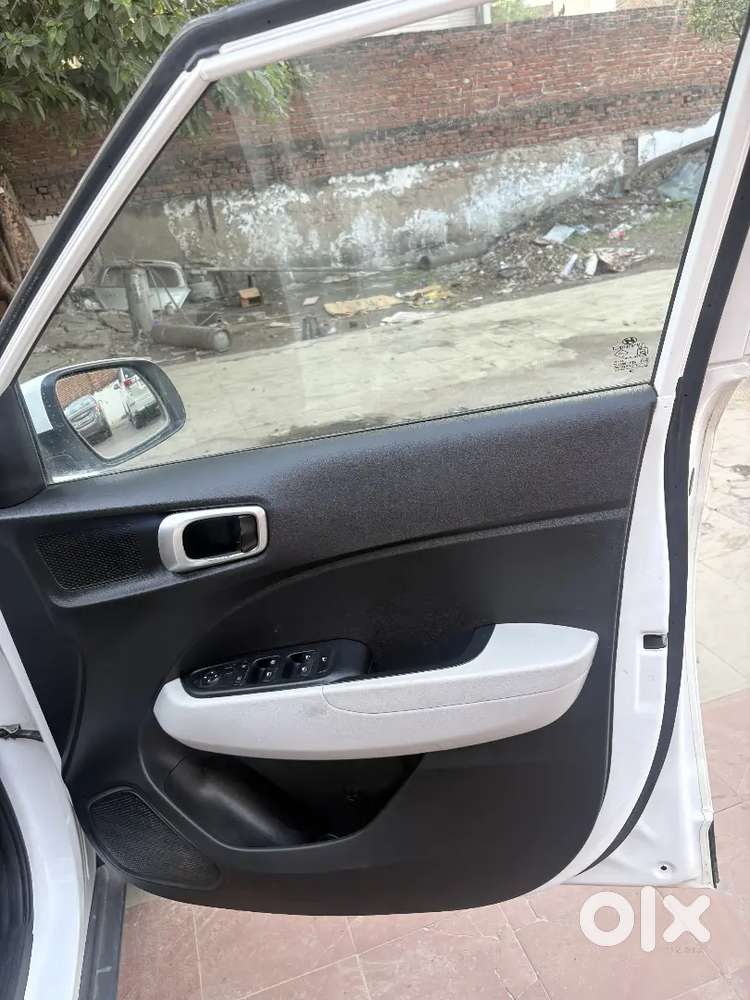 Hyundai Venue 2022 Petrol 22000 Km Driven