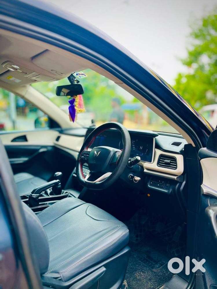 Mahindra Xuv700 2.0 Ax 5 Petrol Mt 7 Str, 2022, Petrol