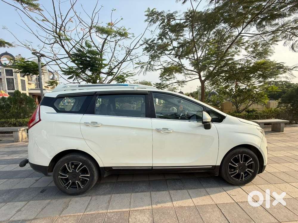 Mahindra Marazzo M8 Top End