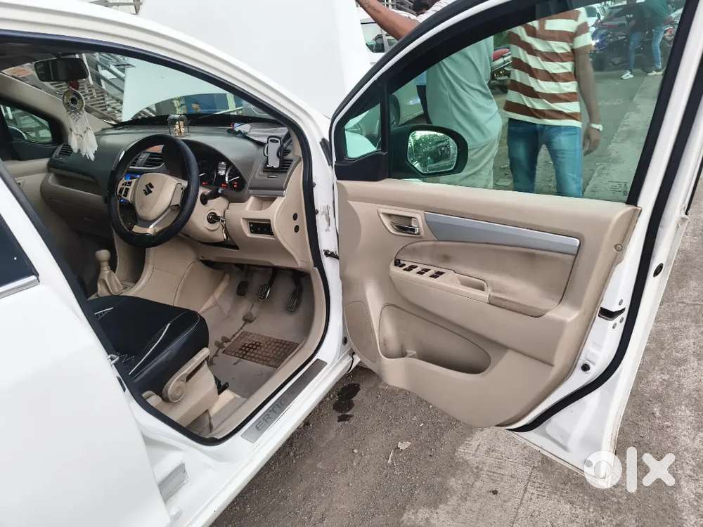 व्हाइट कलर टॉप मॉडल 2 की अवेलेबल ऑल टायर बटन एंड्राइड ऑटो रिवर्स कैमरा