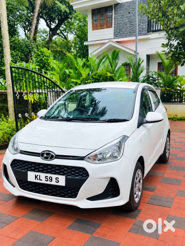 Hyundai Grand I10 2018 Reverse Camera Available And Apple Carplay