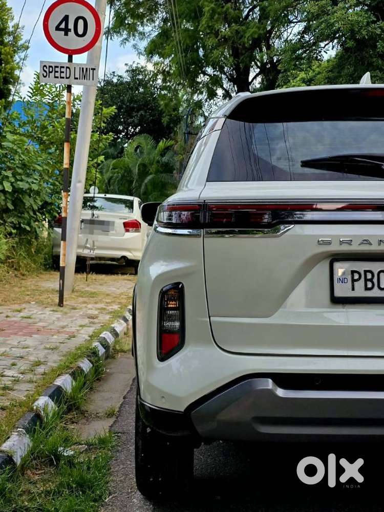 Maruti Suzuki Grand Vitara 1.5 Alpha Plus Intelligent Hybrid Ecvt, 2..