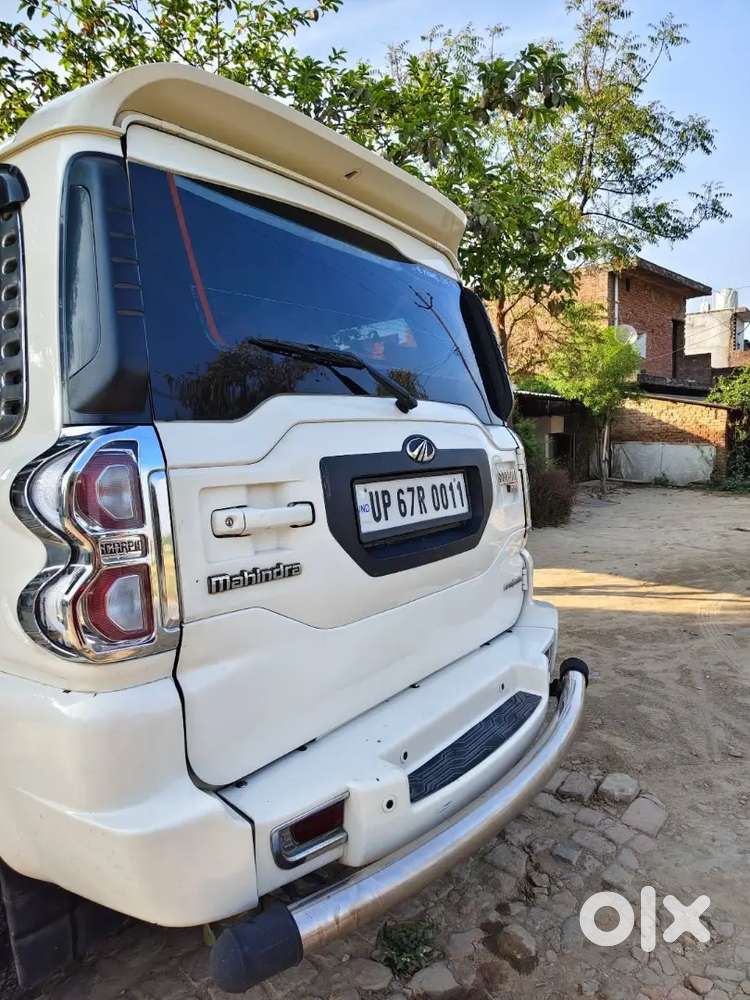 Mahindra Scorpio S10.