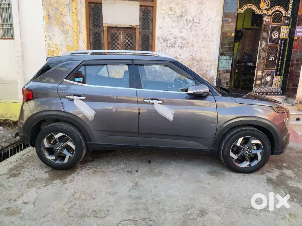 Hyundai Venue 2019 Diesel 105000 Km Driven Well Maintained.