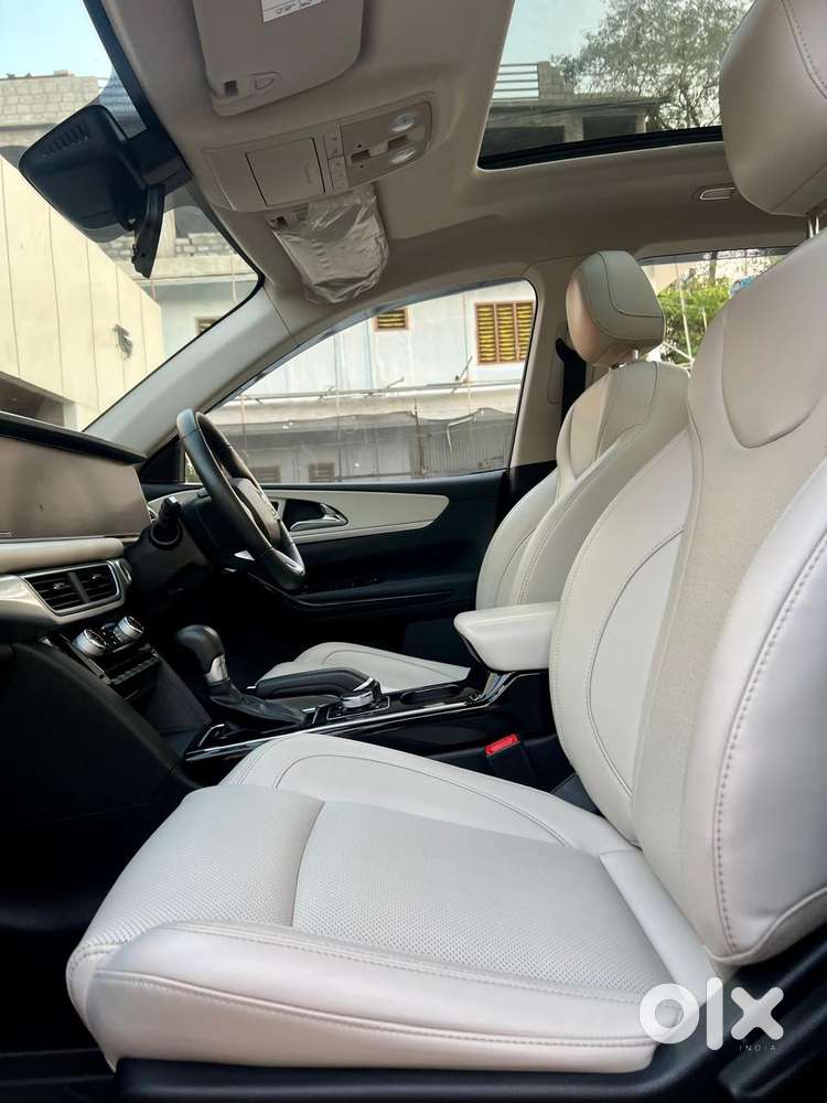 Mahindra Xuv700 2.0 Ax 7 Petrol At Str, 2023, Petrol