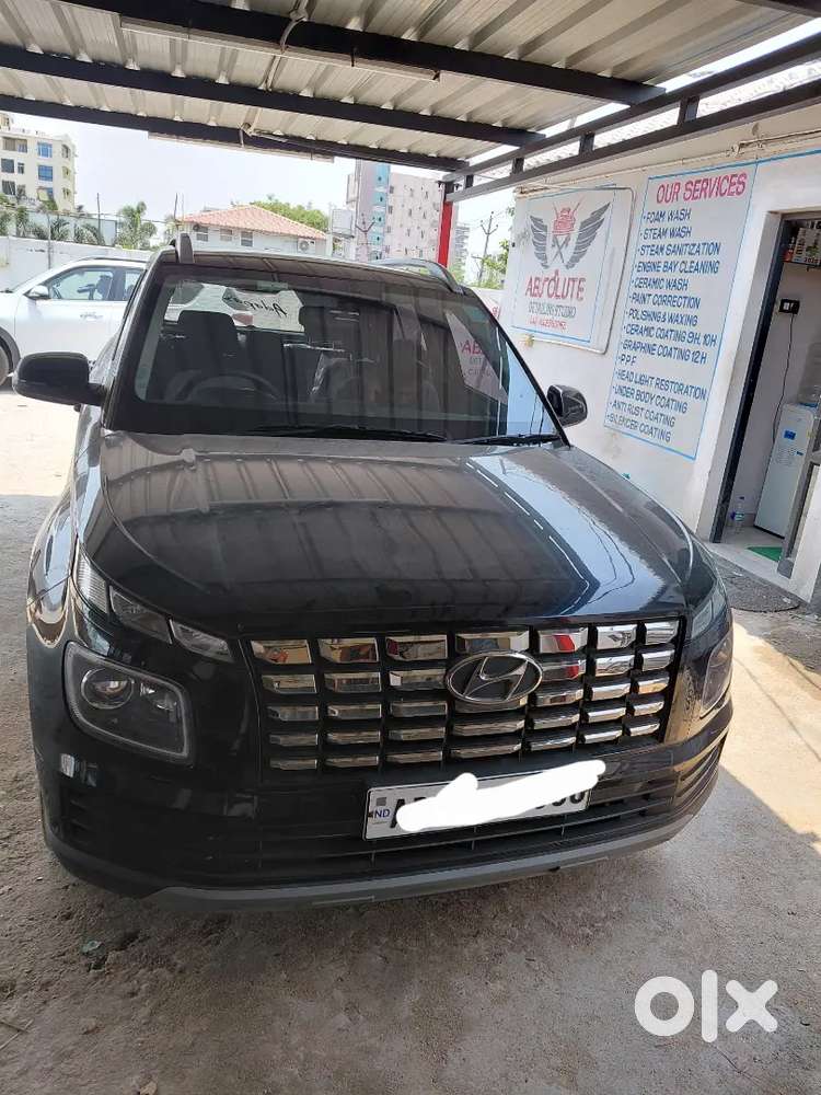 Hyundai Venue 2024 Petrol Well Maintained