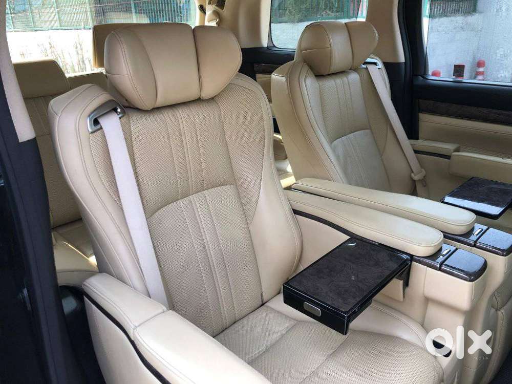 Toyota Vellfire 2.5 Executive Lounge, 2023, Cng & Hybrids