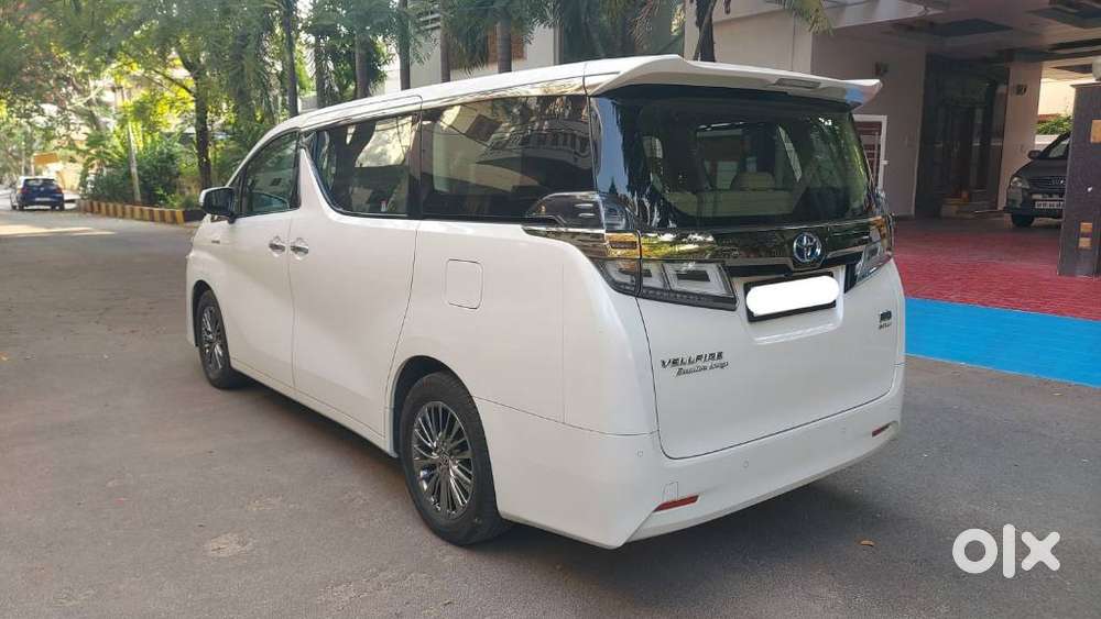 Toyota Vellfire 2.5 Executive Lounge, 2023, Cng & Hybrids
