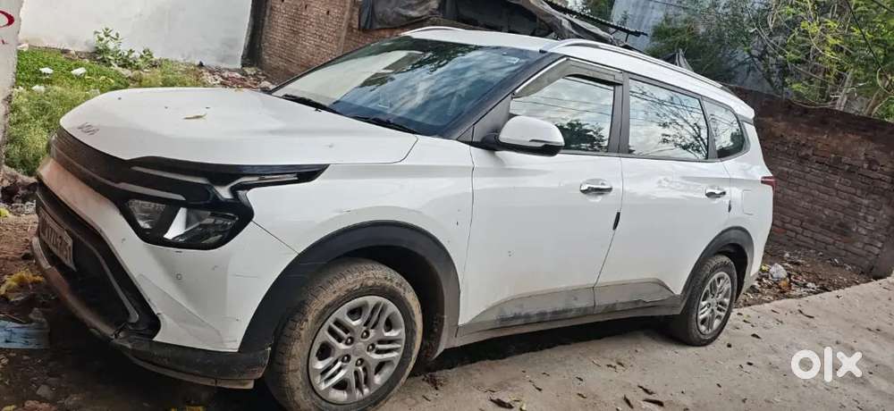 Kia Carens 2024 Petrol Well Maintained