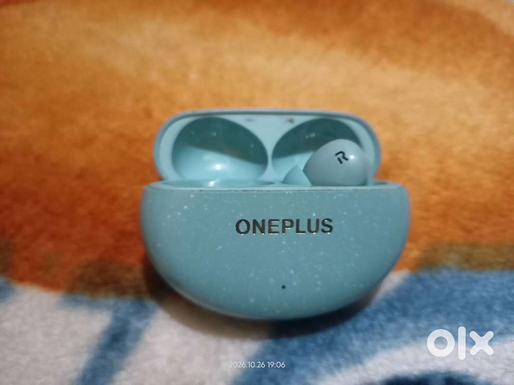 Oneplus nord buds 3 pro, case and right buds