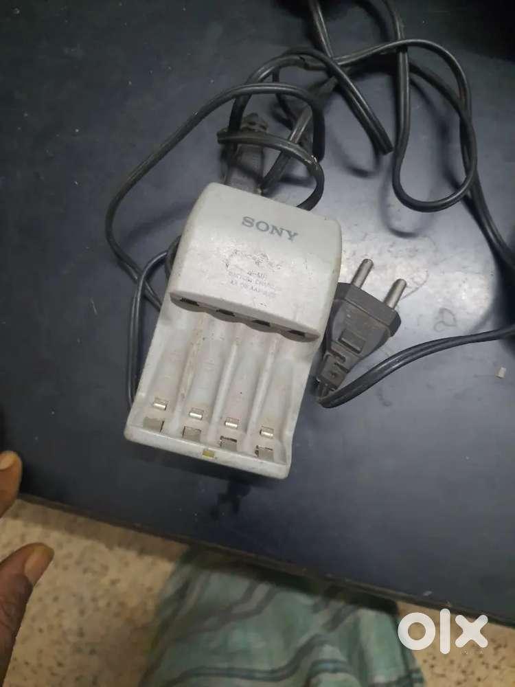 BATTERY CHARGER AA OR AAA SIZE.  SONY MAKE