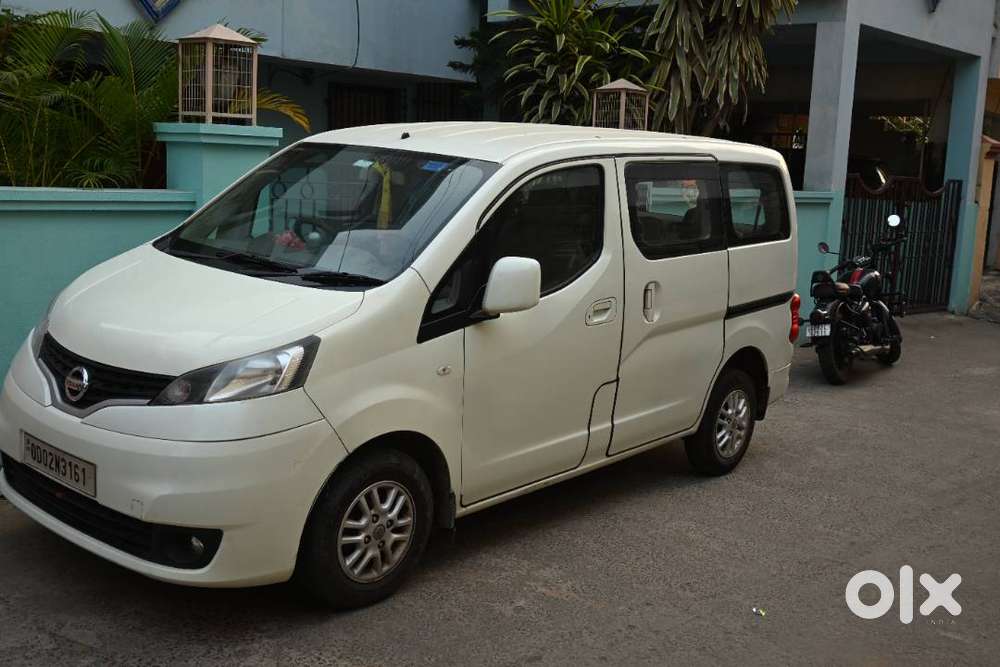 Nissan Evalia Pearl White 7 Seater Muv