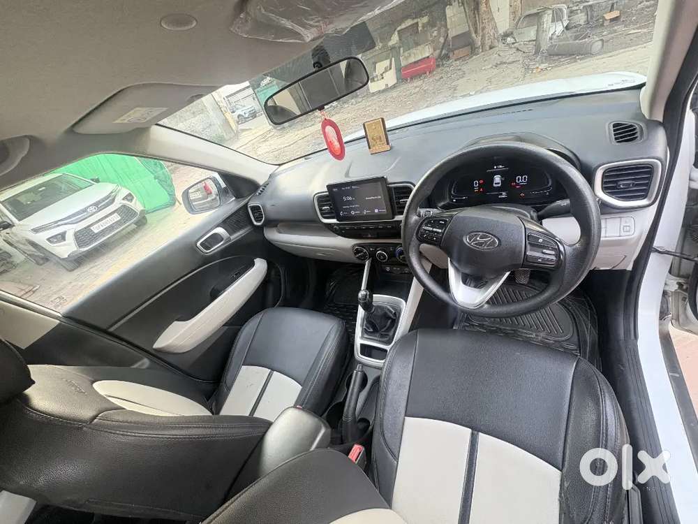 Hyundai Venue 2022 Petrol 22000 Km Driven