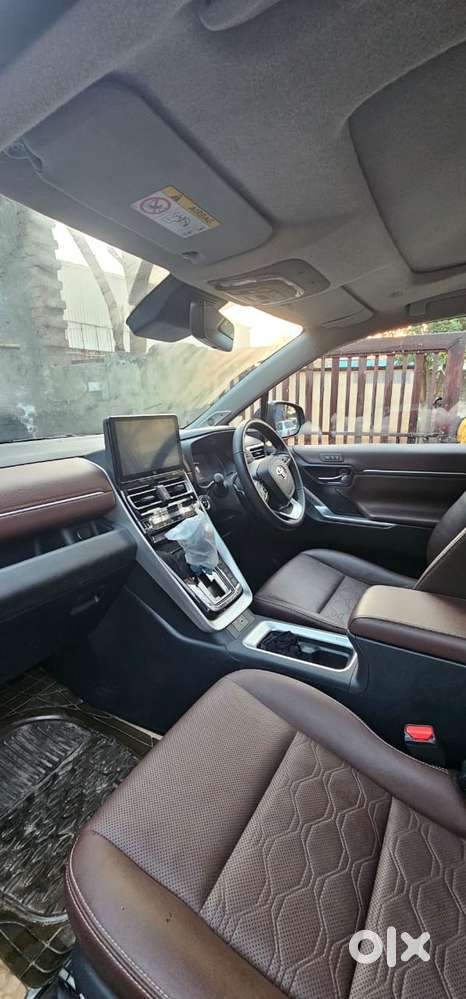 Toyota Innova Hycross 2.0 Zx Hybrid 7 Str, 2023, Cng & Hybrids