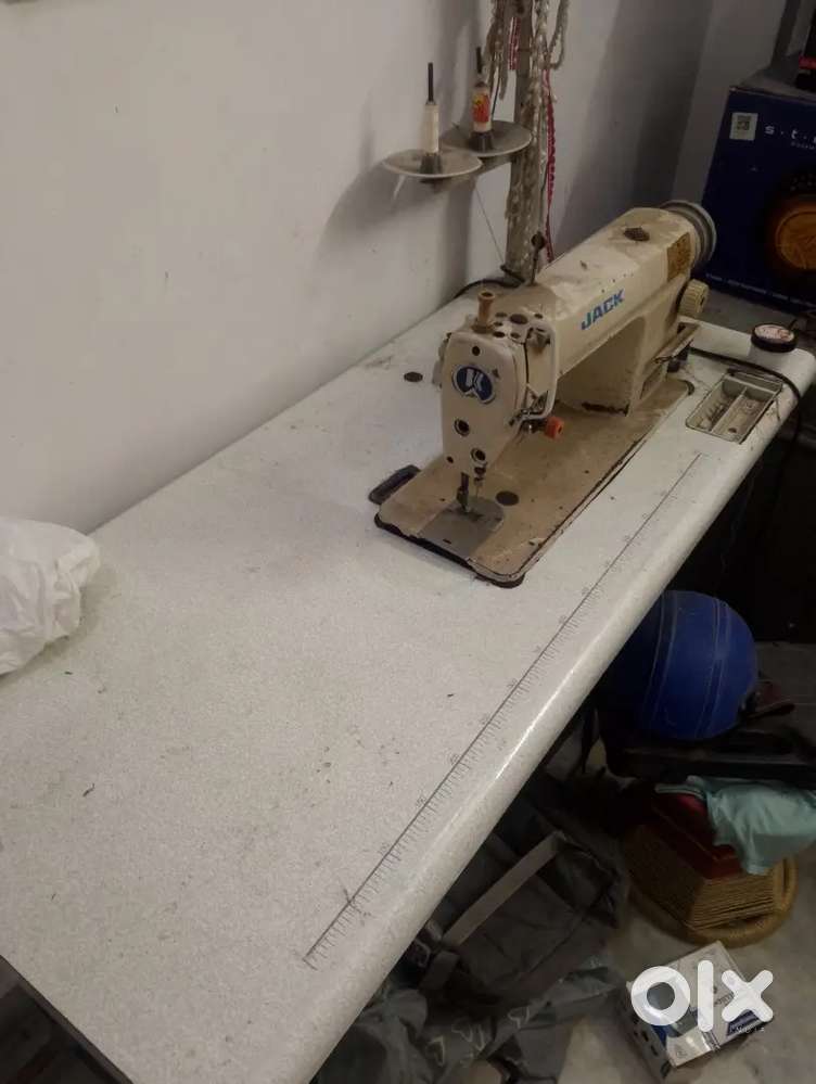 2 Industrial sewing machine, 1 pico machine