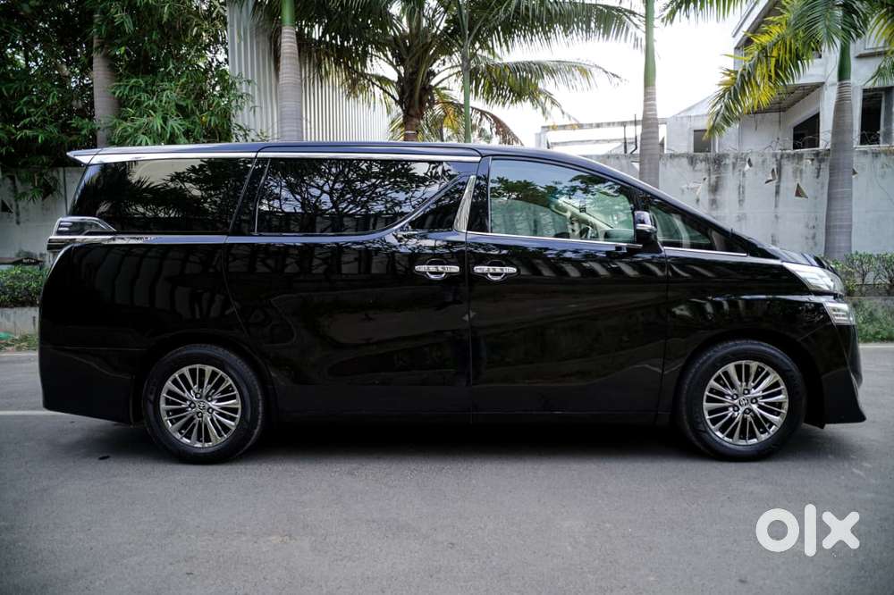 Toyota Vellfire 2.5 Executive Lounge, 2023, Petrol