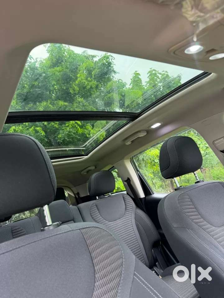 Mahindra Xuv700 2.0 Ax 5 Petrol Mt 7 Str, 2022, Petrol