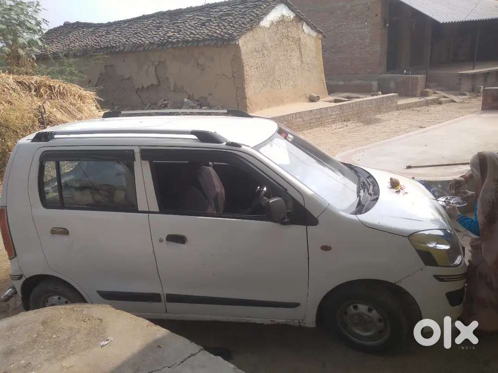 चारों टायर नए, बैटरी नई, पेट्रोल में 20 , Cng में 30 + का माइलेज है