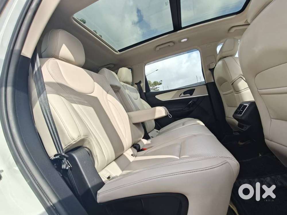 Mahindra Xuv700 2.0 Ax 7 Petrol At Str, 2025, Petrol