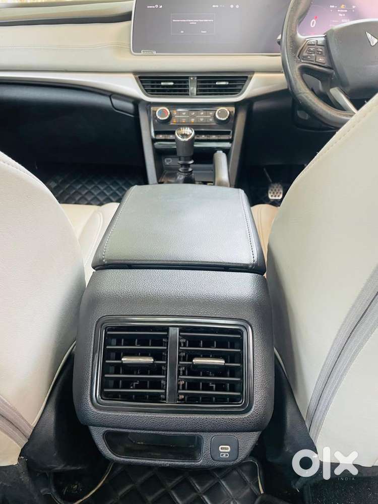 Mahindra Xuv700 2.0 Ax 5 Petrol Mt 7 Str, 2022, Petrol