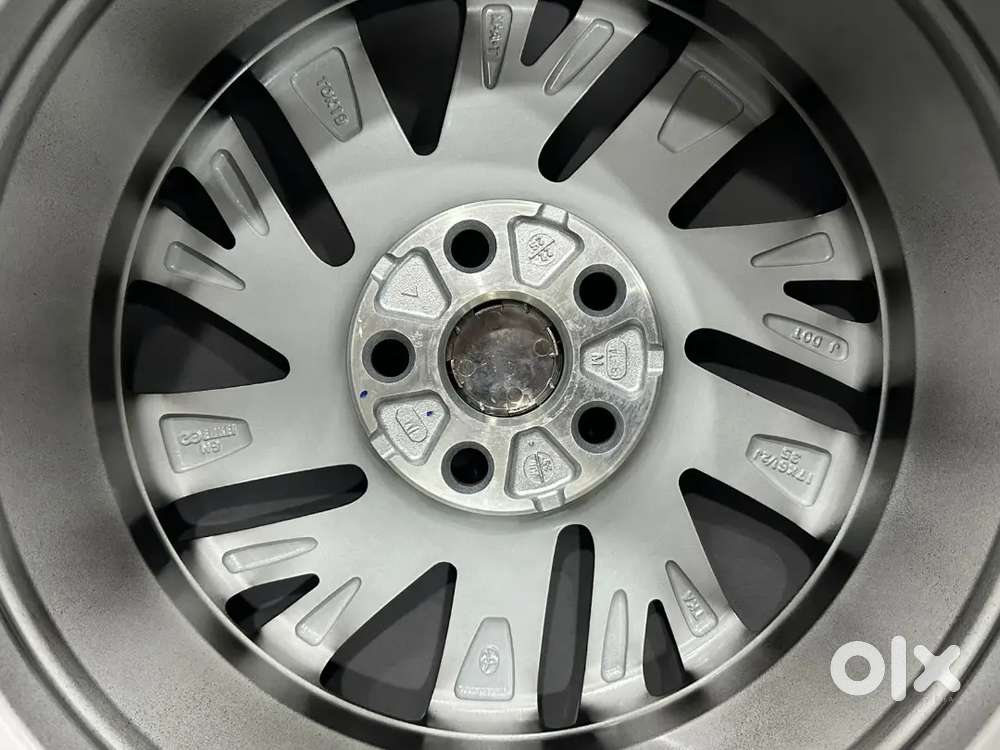 YUN Brand New 17inch innova Crysta Zx Dual tone OEM Alloys set of 4