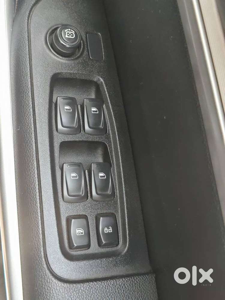 Mahindra Xuv700 2.0 Mx Petrol Mt 5 Str, 2024, Petrol