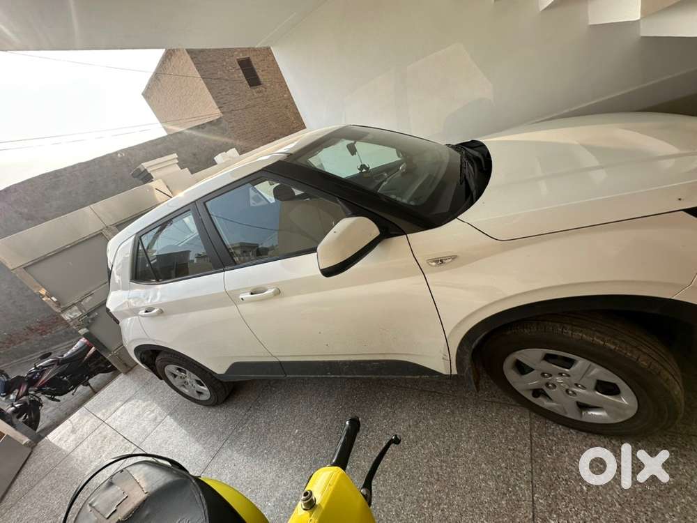 Hyundai Venue 2023 Petrol 75000 Km Driven