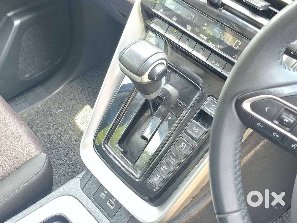 Toyota Innova Hycross 2.0 Vx Hybrid 8 Str, 2025, Petrol