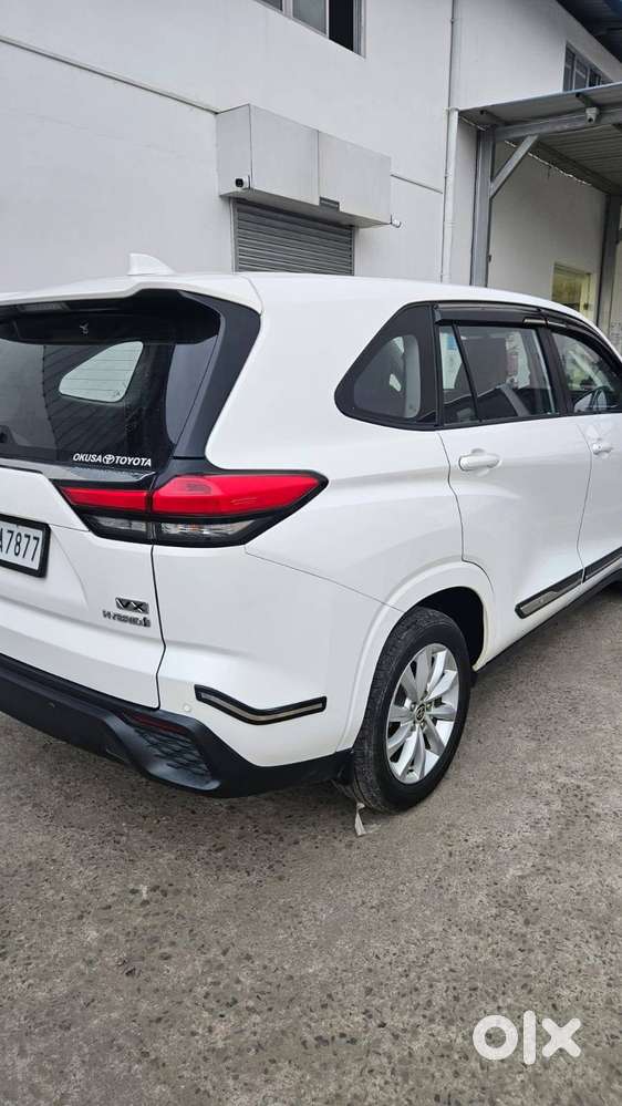 Toyota Innova Hycross 2023 Petrol 42500 Km Driven