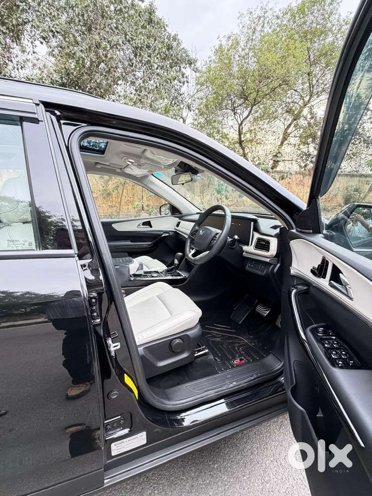 Mahindra Xuv700 2.0 Ax 7 Petrol At Luxury Pack Str, 2025, Petrol