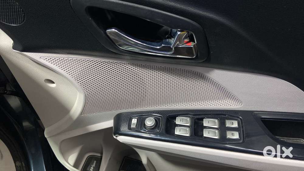 Mahindra Xuv300 1.2 W8 (o) Amt Petrol, 2021, Petrol