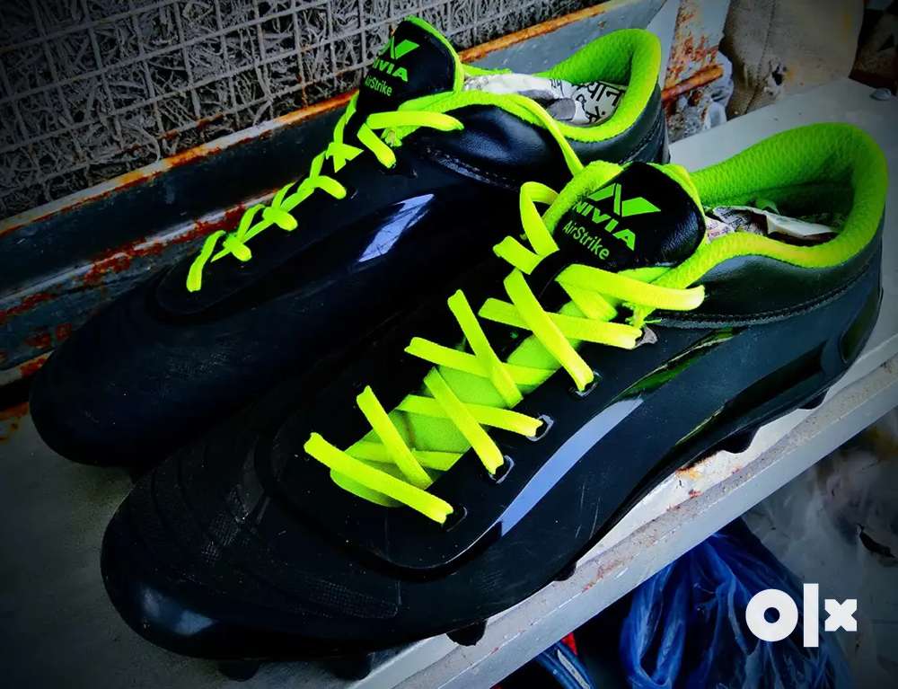 Nike air strike outlet football boots