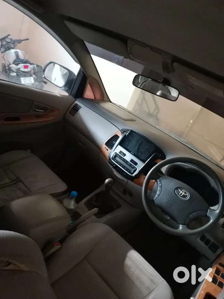 Toyota Innova Vx 7 Petrol 2010