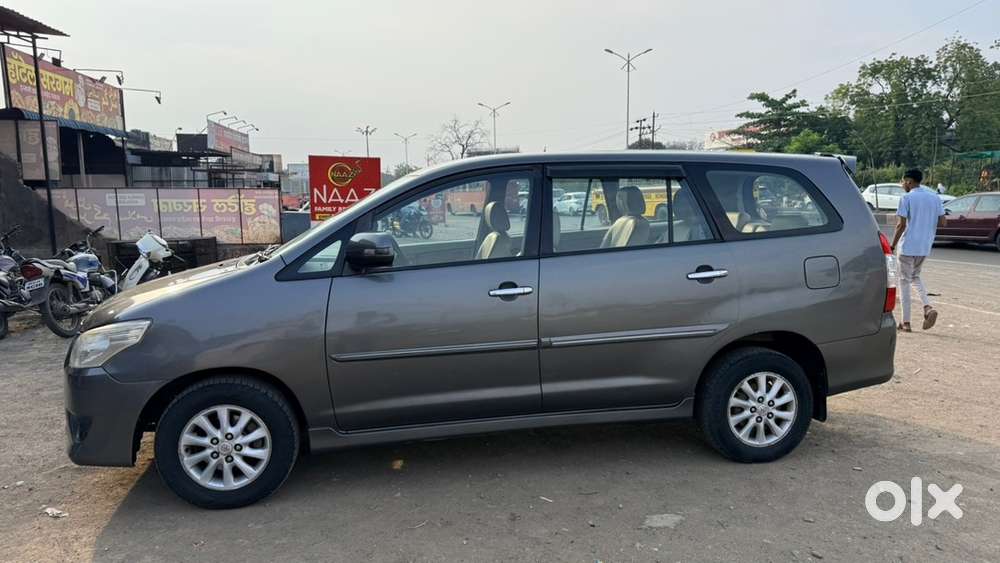 Toyota Innova 2.5 V Diesel | 1st Owner | Mh-20 Registered