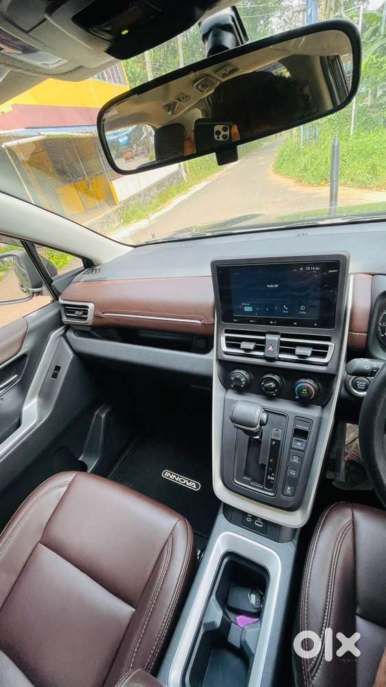 Toyota Innova Hycross, 2025