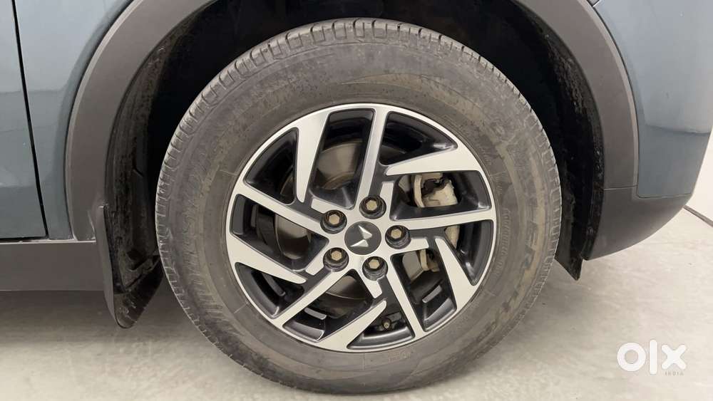 Mahindra Xuv300 1.2 W8 (o) Amt Petrol, 2023, Petrol