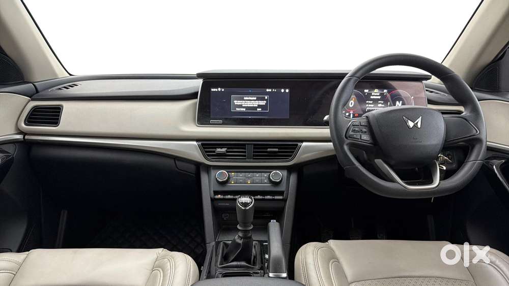 Mahindra Xuv700 2.0 Ax 5 Petrol Mt 7 Str, 2023, Petrol
