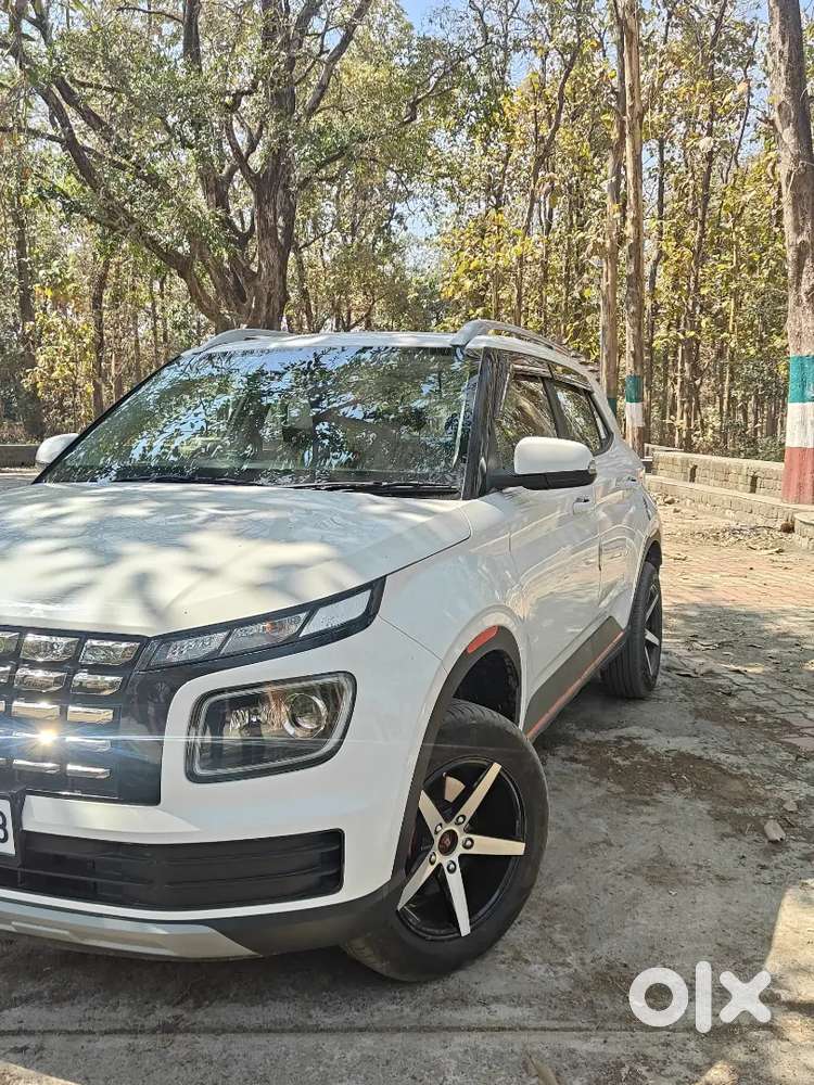 Venue Sx Mt 2nd Top Model With Automatic Climate Controls, Sunroof.