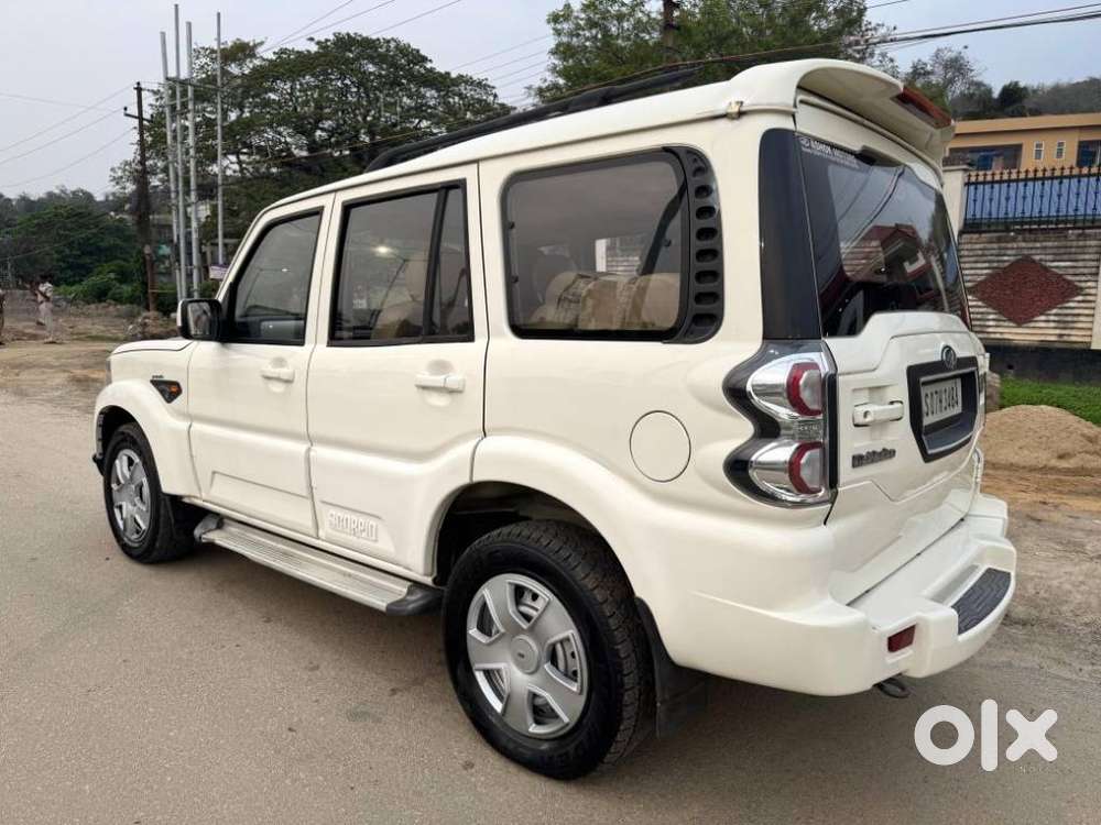 Mahindra Scorpio S4, 2015