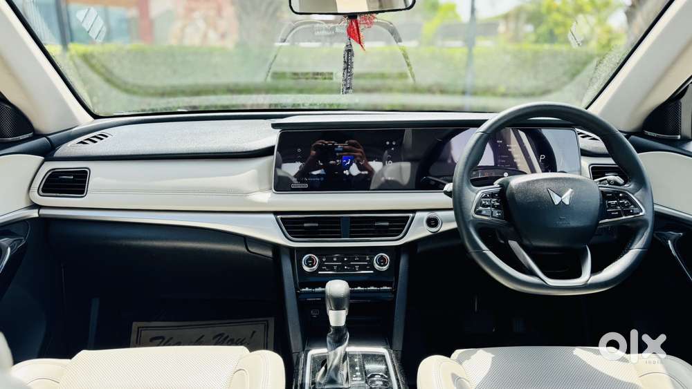 Mahindra Xuv700 2.2 Ax 7 Diesel At Luxury Pack Str, 2025, Diesel