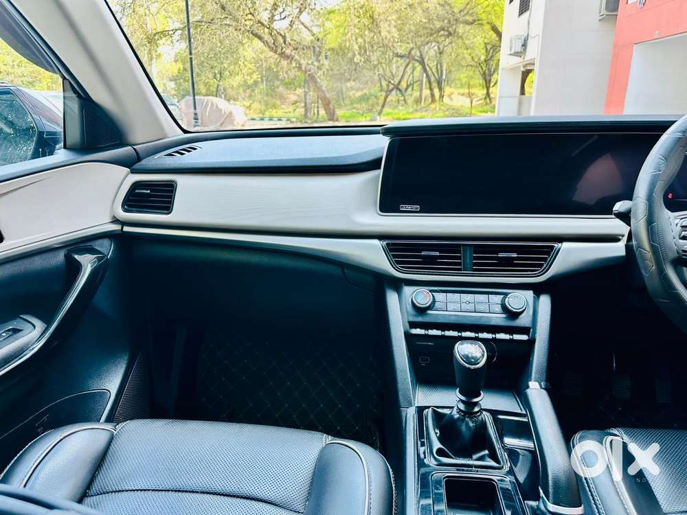 Mahindra Xuv700 2.0 Ax 5 Petrol Mt 7 Str, 2022, Petrol