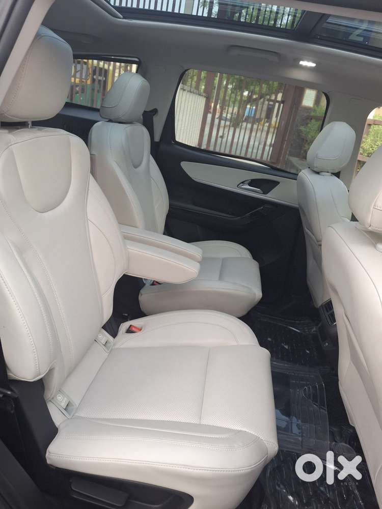 Mahindra Xuv700 2.0 Ax 7 Petrol At Str, 2024, Petrol